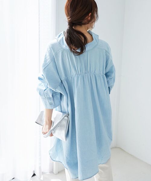 le.coeur blanc(ルクールブラン)の「《WEB限定アイテム》バックデザインオーバーデニムシャツ(シャツ/ブラウス・レディース・オフホワイト/ブルー/ネイビー・38)」の4枚目の写真