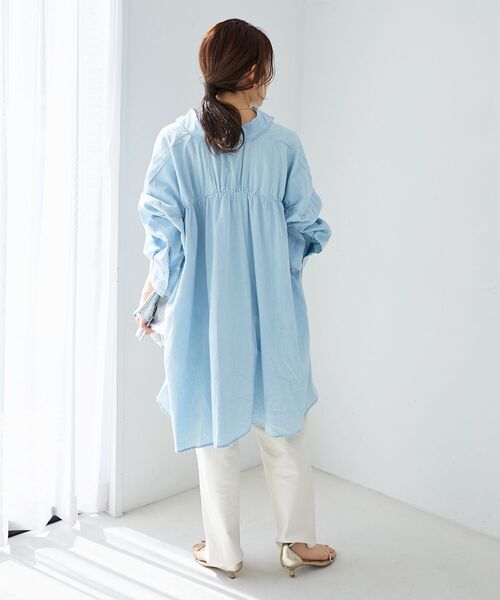 le.coeur blanc(ルクールブラン)の「《WEB限定アイテム》バックデザインオーバーデニムシャツ(シャツ/ブラウス・レディース・オフホワイト/ブルー/ネイビー・38)」の7枚目の写真