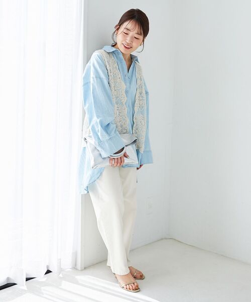 le.coeur blanc(ルクールブラン)の「《WEB限定アイテム》バックデザインオーバーデニムシャツ(シャツ/ブラウス・レディース・オフホワイト/ブルー/ネイビー・38)」の8枚目の写真