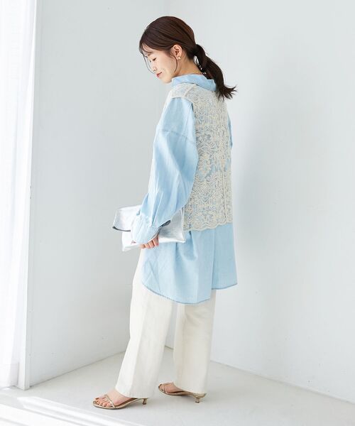le.coeur blanc(ルクールブラン)の「《WEB限定アイテム》バックデザインオーバーデニムシャツ(シャツ/ブラウス・レディース・オフホワイト/ブルー/ネイビー・38)」の9枚目の写真