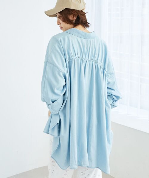 le.coeur blanc(ルクールブラン)の「《WEB限定アイテム》バックデザインオーバーデニムシャツ(シャツ/ブラウス・レディース・オフホワイト/ブルー/ネイビー・38)」の14枚目の写真