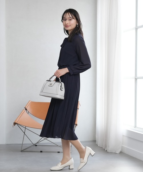TRUDEA(トルディア)の「ボウタイジョーゼットプリーツワンピース(ワンピース・レディース・ネイビー/ライトグレー/ブラック・MEDIUM/LARGE)」の18枚目の写真