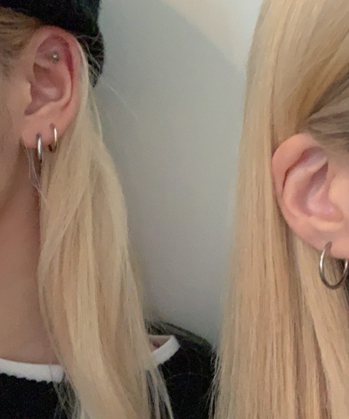 BLACKUP(ブラックアップ)の「ブシサージカルイヤリング (1.5mm)(ピアス(両耳用)・レディース・ゴールド/シルバー・SMALL/MEDIUM/LARGE)」の2枚目の写真