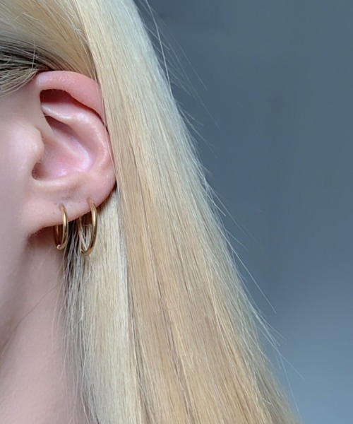 BLACKUP(ブラックアップ)の「ブシサージカルイヤリング (1.5mm)(ピアス(両耳用)・レディース・ゴールド/シルバー・SMALL/MEDIUM/LARGE)」の1枚目の写真