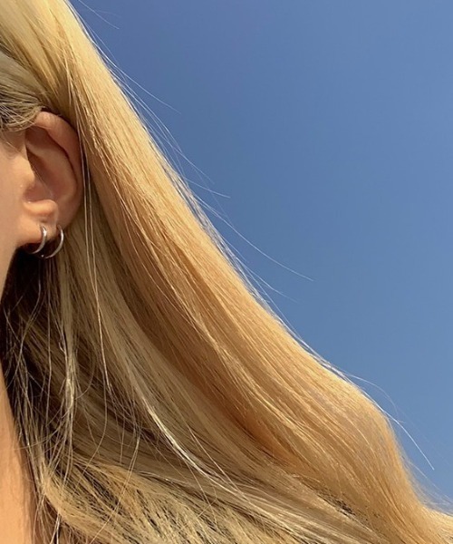 BLACKUP(ブラックアップ)の「ブシサージカルイヤリング (1.5mm)(ピアス(両耳用)・レディース・ゴールド/シルバー・SMALL/MEDIUM/LARGE)」の7枚目の写真