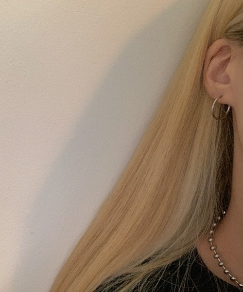 BLACKUP(ブラックアップ)の「ブシサージカルイヤリング (1.5mm)(ピアス(両耳用)・レディース・ゴールド/シルバー・SMALL/MEDIUM/LARGE)」の8枚目の写真
