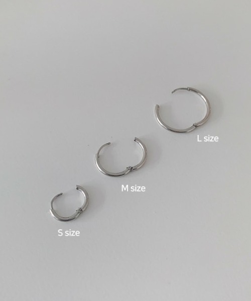 BLACKUP(ブラックアップ)の「ブシサージカルイヤリング (1.5mm)(ピアス(両耳用)・レディース・ゴールド/シルバー・SMALL/MEDIUM/LARGE)」の10枚目の写真