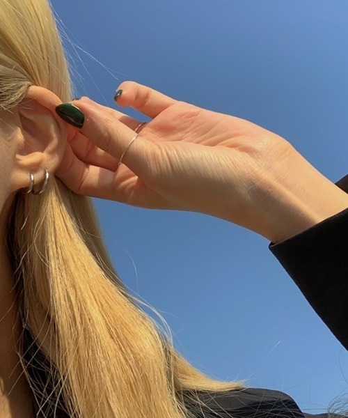 BLACKUP(ブラックアップ)の「ブシサージカルイヤリング (1.5mm)(ピアス(両耳用)・レディース・ゴールド/シルバー・SMALL/MEDIUM/LARGE)」の6枚目の写真