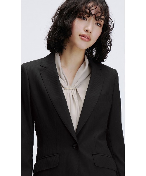 AOYAMA（アオヤマ）の「【ベーシックなデザインのジャケット】自宅で洗える！１つボタンテーラードジャケット｜オフィス＆通勤＆入卒＆オケージョン｜セットアップ着用可（スーツジャケット・レディース・ブラック・15号/13号/11号/9号）」の2枚目の写真