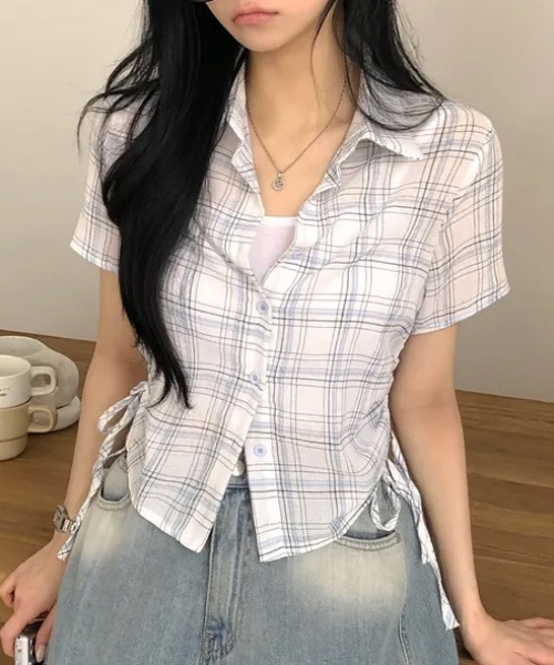 Teem Store(チームストア)の「サイドシャーリングコンパクト シアーチェック半袖シャツ(シャツ/ブラウス・レディース・ホワイト/ネイビー・F)」の2枚目の写真