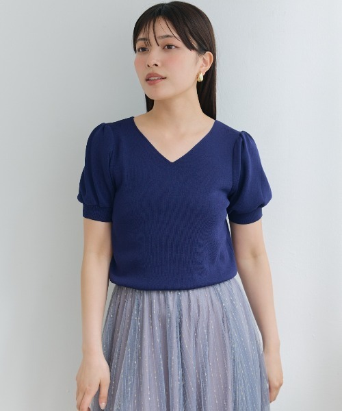 AND COUTURE(アンドクチュール)の「ベーシックVネックプルオーバー(ニット/セーター・レディース・オフホワイト/ピンク/ブラック/ライトグレー/ネイビー・FREE)」の5枚目の写真
