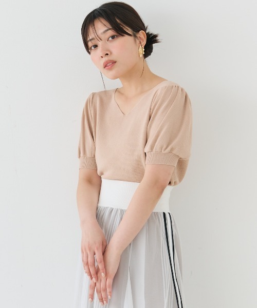 AND COUTURE(アンドクチュール)の「ベーシックVネックプルオーバー(ニット/セーター・レディース・オフホワイト/ピンク/ブラック/ライトグレー/ネイビー・FREE)」の1枚目の写真