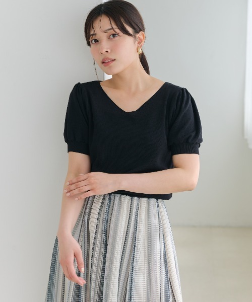 AND COUTURE(アンドクチュール)の「ベーシックVネックプルオーバー(ニット/セーター・レディース・オフホワイト/ピンク/ブラック/ライトグレー/ネイビー・FREE)」の3枚目の写真
