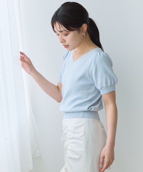 AND COUTURE(アンドクチュール)の「ベーシックVネックプルオーバー(ニット/セーター・レディース・オフホワイト/ピンク/ブラック/ライトグレー/ネイビー・FREE)」の15枚目の写真