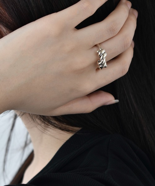 H.O.V(フォブ)の「【H.O.V】KNOT THEORY RING/ノット シアリー リング ユニセックス(リング・レディース・シルバー・FREE)」の1枚目の写真