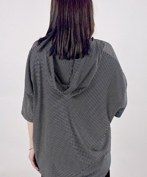 CLOTHY(クロシィ)の「【ゆるっとリラクシーなオーバーサイズ】ボーダースキッパーパーカー(パーカー・レディース・ホワイト/ブラック・MEDIUM)」の12枚目の写真