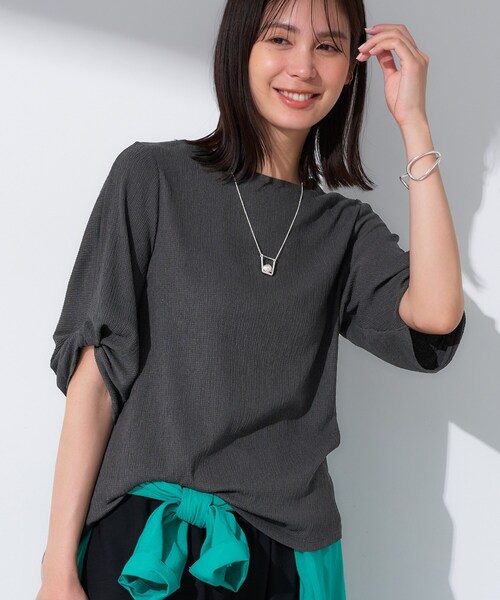 INDIVI（インディヴィ）の「【UVケア／吸汗速乾】凹凸素材ねじり袖トップス（Tシャツ/カットソー・レディース・ナチュラル/チャコールグレー/ネイビー系1/ブラック系1・13/05/38/34/19/15 ）」の6枚目の写真