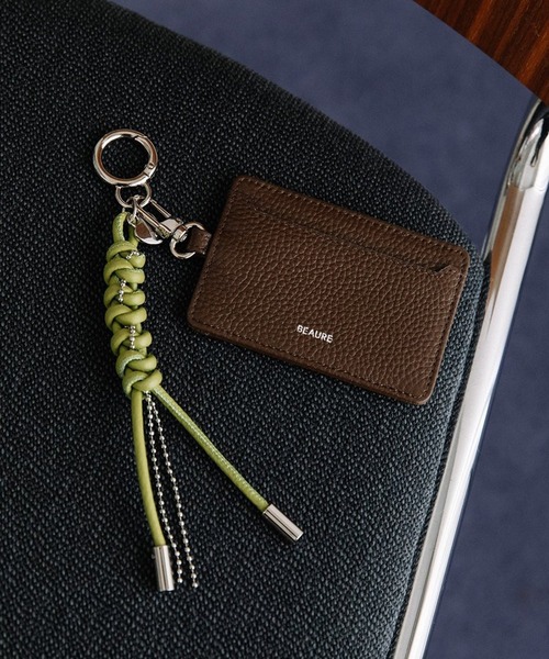Beau're(ヴュレ)の「【BEAURE】カウレザー タッセル付 パスケース カードケース バッグチャーム 牛革 本革 B-25404(パスケース・レディース・アイボリー/ネイビー/イエロー/ブラウン/ピンク/シルバー・FREE)」の3枚目の写真