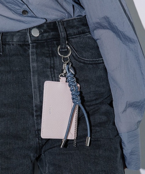 Beau're(ヴュレ)の「【BEAURE】カウレザー タッセル付 パスケース カードケース バッグチャーム 牛革 本革 B-25404(パスケース・レディース・アイボリー/ネイビー/イエロー/ブラウン/ピンク/シルバー・FREE)」の5枚目の写真