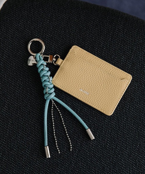 Beau're(ヴュレ)の「【BEAURE】カウレザー タッセル付 パスケース カードケース バッグチャーム 牛革 本革 B-25404(パスケース・レディース・アイボリー/ネイビー/イエロー/ブラウン/ピンク/シルバー・FREE)」の4枚目の写真