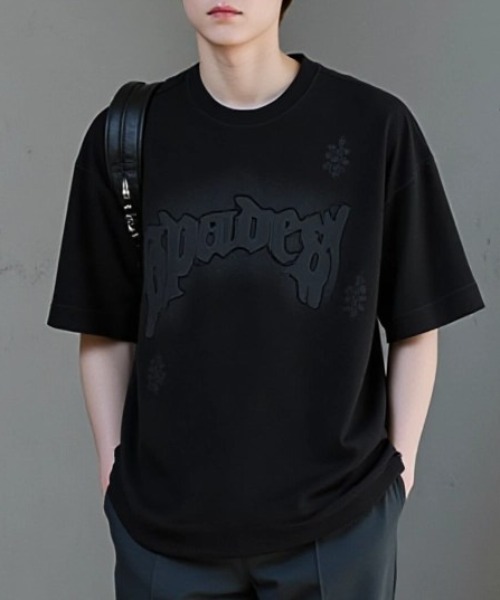 A'GEM9(エージェムナイン)の「A'GEM/9 × .kom 『DG』クラッシュ加工ロゴブラックTシャツ(Tシャツ/カットソー・メンズ・ブラック・M)」の3枚目の写真