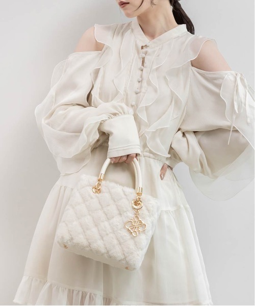 RANDA（ランダ）の「2WAY ファーキルティングハンドバッグ（ハンドバッグ・レディース・アイボリー/ブルー/グレイッシュベージュ・FREE）」の5枚目の写真