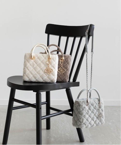 RANDA（ランダ）の「2WAY ファーキルティングハンドバッグ（ハンドバッグ・レディース・アイボリー/ブルー/グレイッシュベージュ・FREE）」の13枚目の写真