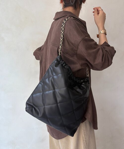 DouDou(ドゥドゥ)の「キルティングチェーンショルダー(ショルダーバッグ・レディース・キャメル/ブラック・FREE)」の3枚目の写真