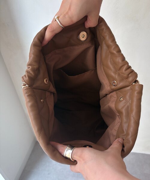 DouDou(ドゥドゥ)の「キルティングチェーンショルダー(ショルダーバッグ・レディース・キャメル/ブラック・FREE)」の12枚目の写真