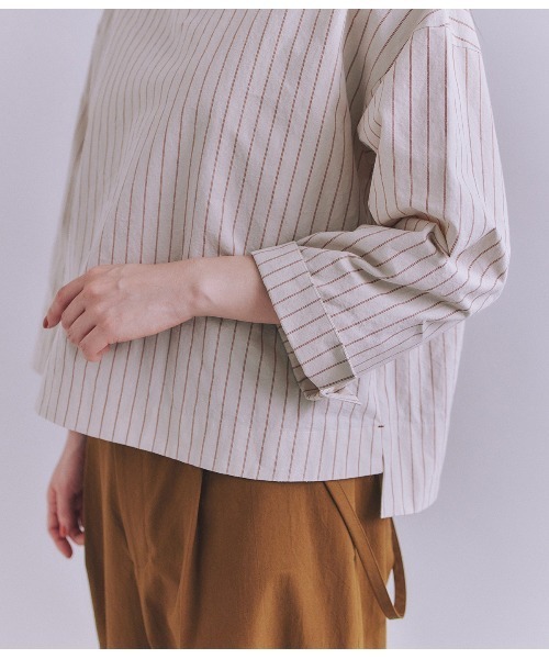 SIPULI(シプリ)の「Cotton Linen Double Stripe ガゼット付ブラウス(シャツ/ブラウス・レディース・グレイッシュベージュ・2)」の8枚目の写真