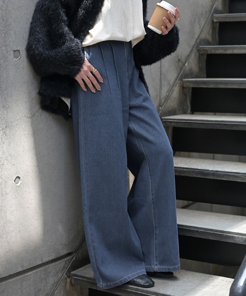 HUG.U(ハグユー)の「デニムタックワイドパンツ(デニムパンツ・レディース・ライトインディゴブルー/ネイビー/ワンウォッシュ・LL(トール丈)/S(トール丈)/S(レギュラー丈)/M(レギュラー丈)/L(レギュラー丈)/M(トール丈)/L(トール丈)/LL(レギュラー丈))」の2枚目の写真