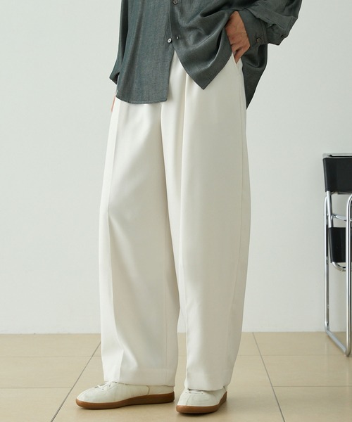 EMMA CLOTHES(エマクローズ)の「マイクロツイル 1タック センタープレス カーブシルエット ワイドスラックスパンツ(スラックス・メンズ・ネイビー/ブラック/アイボリー/モカ/ダークグレー・M/S/L)」の2枚目の写真