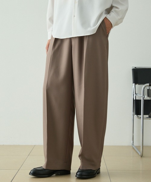 EMMA CLOTHES(エマクローズ)の「マイクロツイル 1タック センタープレス カーブシルエット ワイドスラックスパンツ(スラックス・メンズ・ネイビー/ブラック/アイボリー/モカ/ダークグレー・M/S/L)」の4枚目の写真