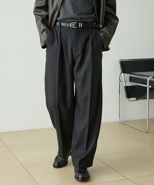 EMMA CLOTHES(エマクローズ)の「マイクロツイル 1タック センタープレス カーブシルエット ワイドスラックスパンツ(スラックス・メンズ・ネイビー/ブラック/アイボリー/モカ/ダークグレー・M/S/L)」の6枚目の写真