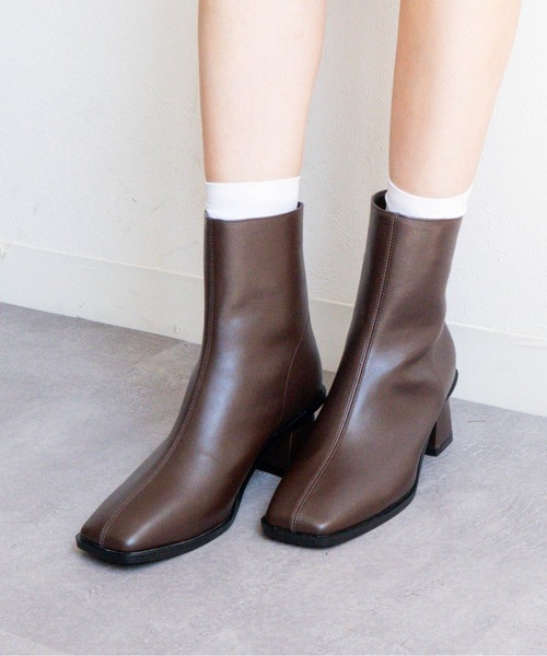Fabby fabby(ファビィーファビィー)の「スクエアトゥヒールブーツ(ブーツ・レディース・ブラウン/ブラック・MEDIUM/LARGE/SMALL)」の2枚目の写真