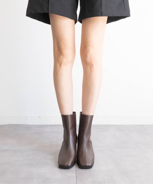 Fabby fabby(ファビィーファビィー)の「スクエアトゥヒールブーツ(ブーツ・レディース・ブラウン/ブラック・MEDIUM/LARGE/SMALL)」の15枚目の写真
