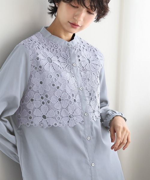itto...(イット)の「レイヤードフラワーレースブラウス(シャツ/ブラウス・レディース・ネイビー/オフホワイト/グレイッシュベージュ/ブラック/グリーン/グレー/ベージュ・M-L)」の3枚目の写真