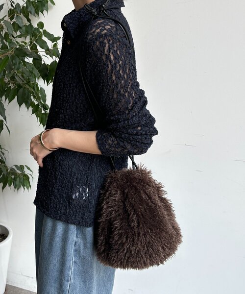 DouDou（ドゥドゥ）の「シャギー巾着バッグ（ショルダーバッグ・レディース・グリーン/ブラウン/オフホワイト・FREE）」の3枚目の写真