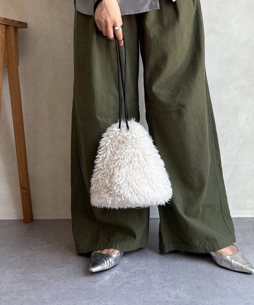 DouDou（ドゥドゥ）の「シャギー巾着バッグ（ショルダーバッグ・レディース・グリーン/ブラウン/オフホワイト・FREE）」の4枚目の写真