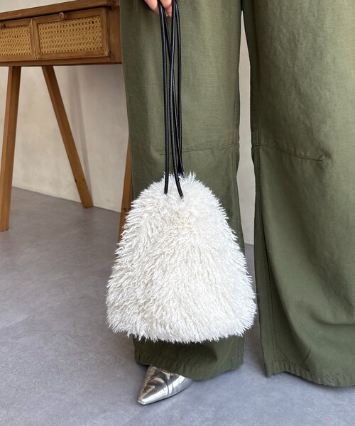 DouDou（ドゥドゥ）の「シャギー巾着バッグ（ショルダーバッグ・レディース・グリーン/ブラウン/オフホワイト・FREE）」の5枚目の写真