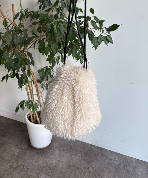 DouDou（ドゥドゥ）の「シャギー巾着バッグ（ショルダーバッグ・レディース・グリーン/ブラウン/オフホワイト・FREE）」の7枚目の写真