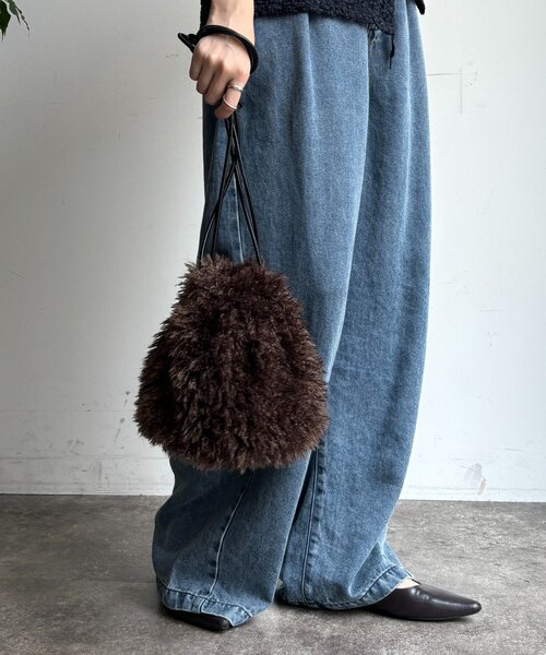 DouDou（ドゥドゥ）の「シャギー巾着バッグ（ショルダーバッグ・レディース・グリーン/ブラウン/オフホワイト・FREE）」の8枚目の写真