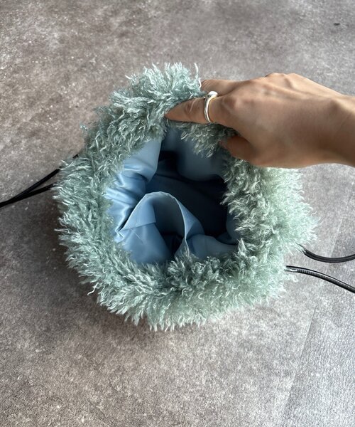 DouDou（ドゥドゥ）の「シャギー巾着バッグ（ショルダーバッグ・レディース・グリーン/ブラウン/オフホワイト・FREE）」の15枚目の写真