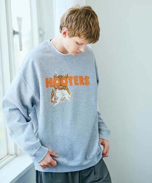 THRIFTY LOOK(スリフティールック)の「THRIFTY LOOK / スリフティールック THRIFTY "HOOTERS" CREW SWEAT ユーズド加工 フーターズ 企業ロゴ クルーネックスウェット(スウェット・メンズ・グレー・LARGE/X-LARGE/XX-LARGE)」の1枚目の写真