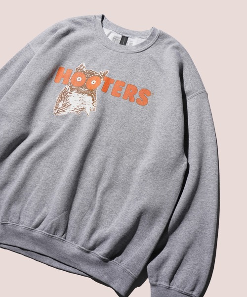 THRIFTY LOOK(スリフティールック)の「THRIFTY LOOK / スリフティールック THRIFTY "HOOTERS" CREW SWEAT ユーズド加工 フーターズ 企業ロゴ クルーネックスウェット(スウェット・メンズ・グレー・LARGE/X-LARGE/XX-LARGE)」の6枚目の写真