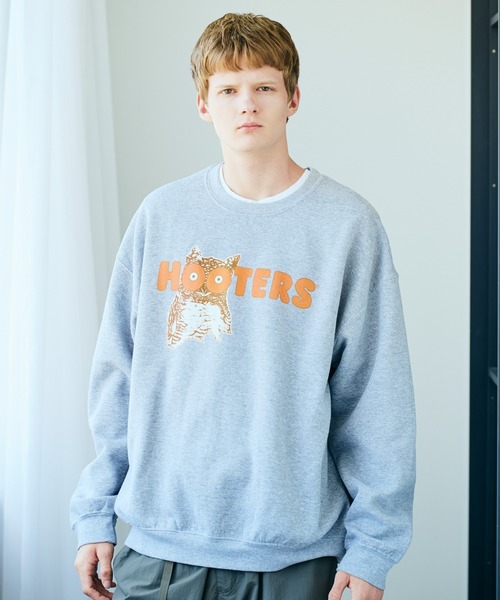 THRIFTY LOOK(スリフティールック)の「THRIFTY LOOK / スリフティールック THRIFTY "HOOTERS" CREW SWEAT ユーズド加工 フーターズ 企業ロゴ クルーネックスウェット(スウェット・メンズ・グレー・LARGE/X-LARGE/XX-LARGE)」の2枚目の写真