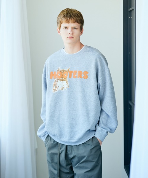 THRIFTY LOOK(スリフティールック)の「THRIFTY LOOK / スリフティールック THRIFTY "HOOTERS" CREW SWEAT ユーズド加工 フーターズ 企業ロゴ クルーネックスウェット(スウェット・メンズ・グレー・LARGE/X-LARGE/XX-LARGE)」の3枚目の写真