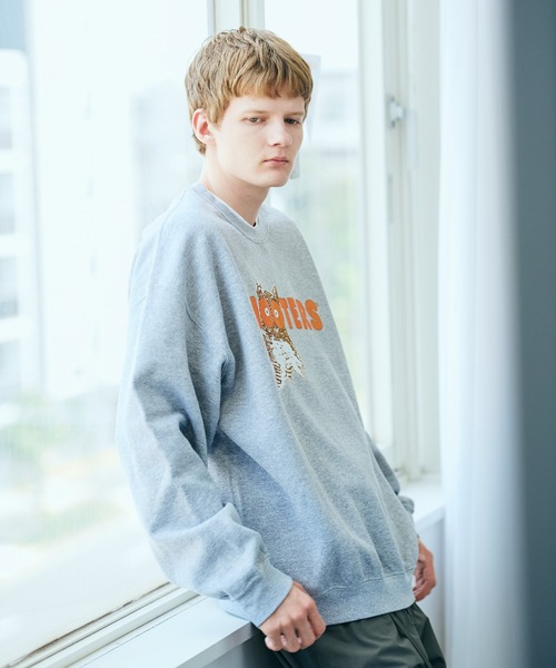 THRIFTY LOOK(スリフティールック)の「THRIFTY LOOK / スリフティールック THRIFTY "HOOTERS" CREW SWEAT ユーズド加工 フーターズ 企業ロゴ クルーネックスウェット(スウェット・メンズ・グレー・LARGE/X-LARGE/XX-LARGE)」の4枚目の写真