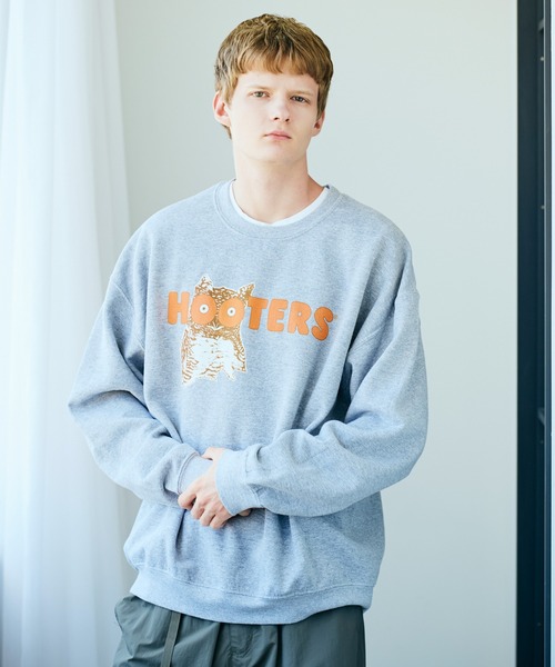 THRIFTY LOOK(スリフティールック)の「THRIFTY LOOK / スリフティールック THRIFTY "HOOTERS" CREW SWEAT ユーズド加工 フーターズ 企業ロゴ クルーネックスウェット(スウェット・メンズ・グレー・LARGE/X-LARGE/XX-LARGE)」の5枚目の写真