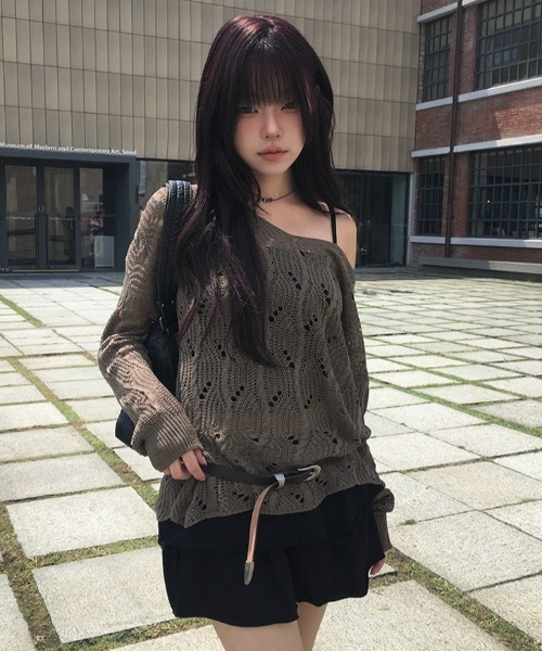 anyonemore（エニワンモア）の「ワンオフショルダールーズ透かし編みメッシュニット（ニット/セーター・レディース・ブラウン/ブラック・FREE）」の2枚目の写真